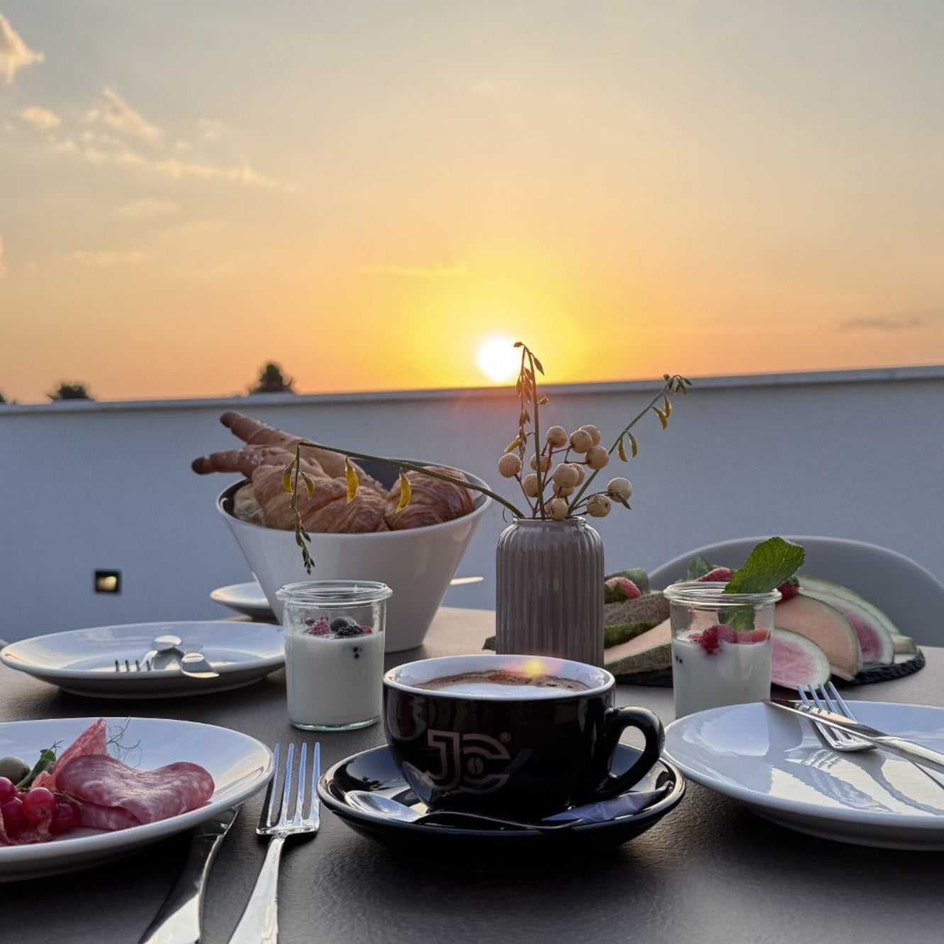 JANZCOFFEE® Espresso beim Frühstück mit Sonnenaufgang an der kroatischen Adria